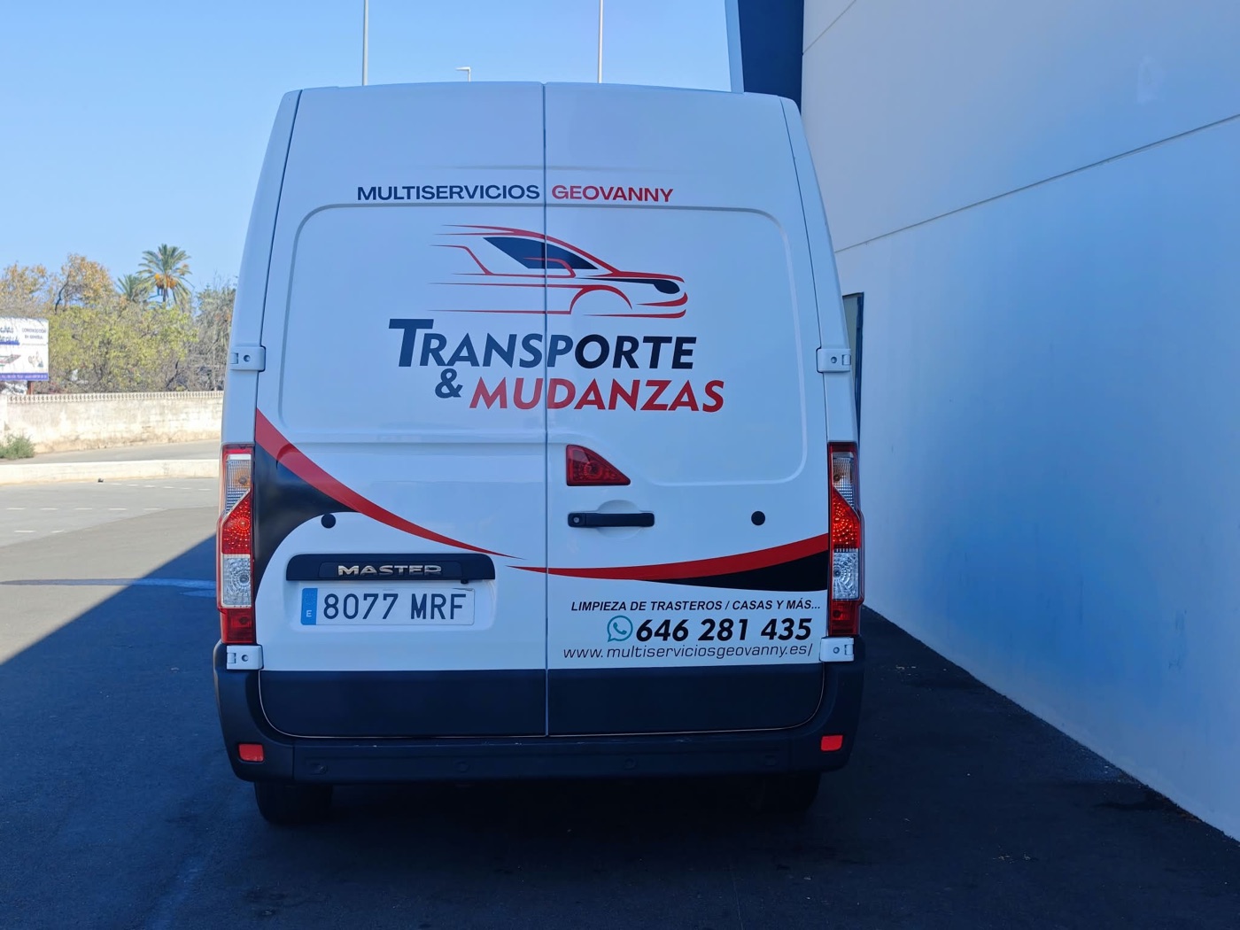Furgoneta rotulada Transporte y Mudanzas - Multiservicios Geovanny