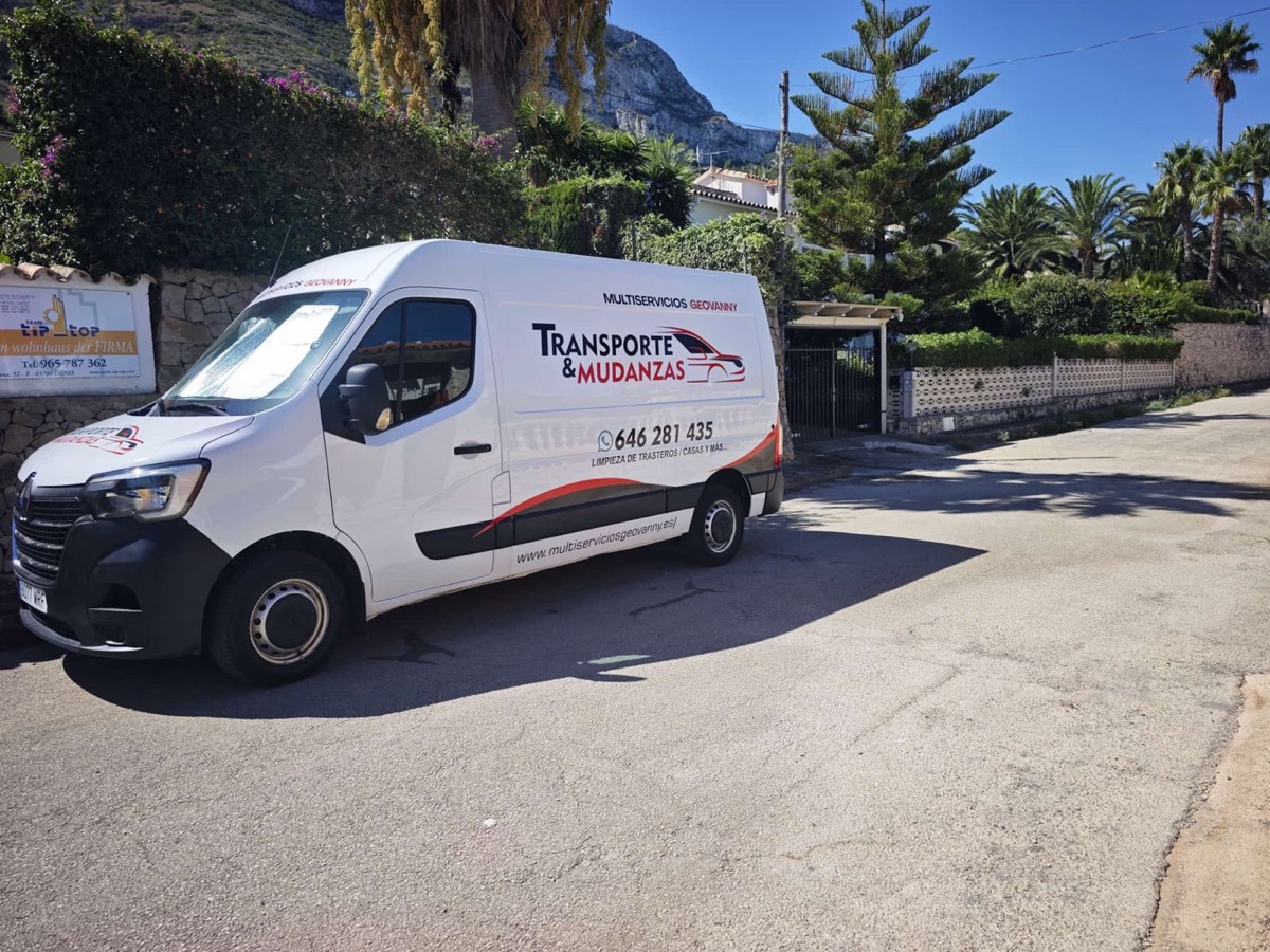 Furgoneta rotulada de Multiservicios Geovanny en Denia