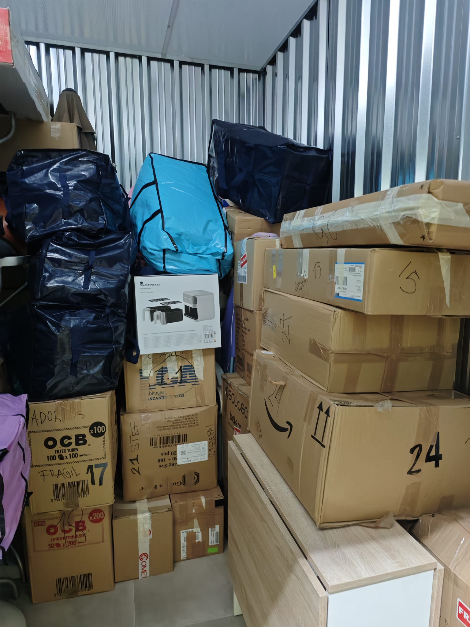 Trastero con cajas de mudanza